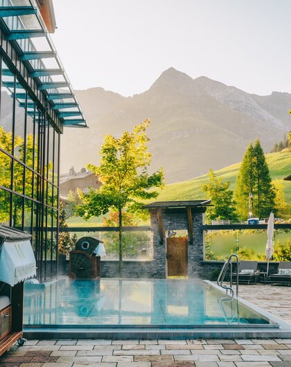 Outdoor Schwimmbad Sommer | 4 Sterne Superior Wellnesshotel Warther Hof