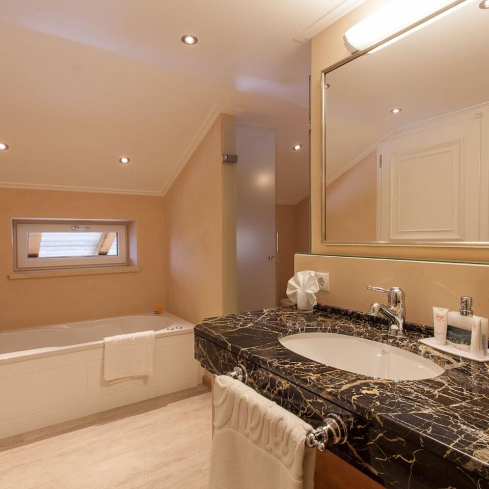 Panorama Suite mit Whirlbadewanne – Theresa