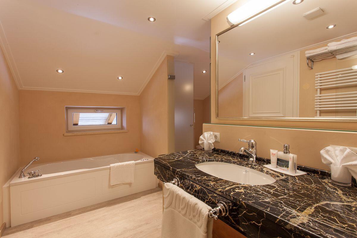 Panorama Suite mit Whirlbadewanne