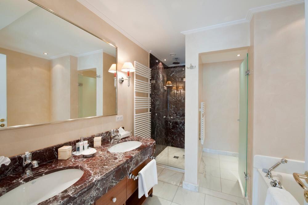 VIP Suite mit Whirlbadewanne und Kamin