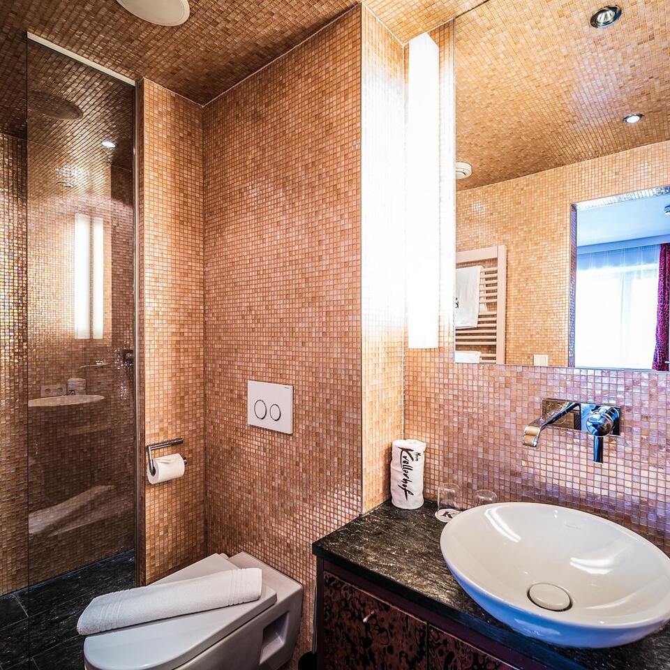 Bathroom with mosaic tiles, sink, toilet and shower