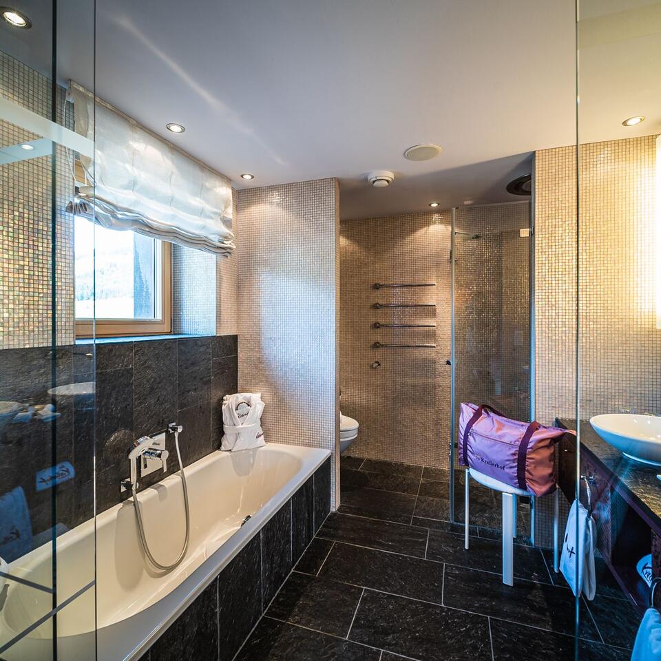 Modernes Badezimmer mit Badewanne, Dusche und Waschbecken