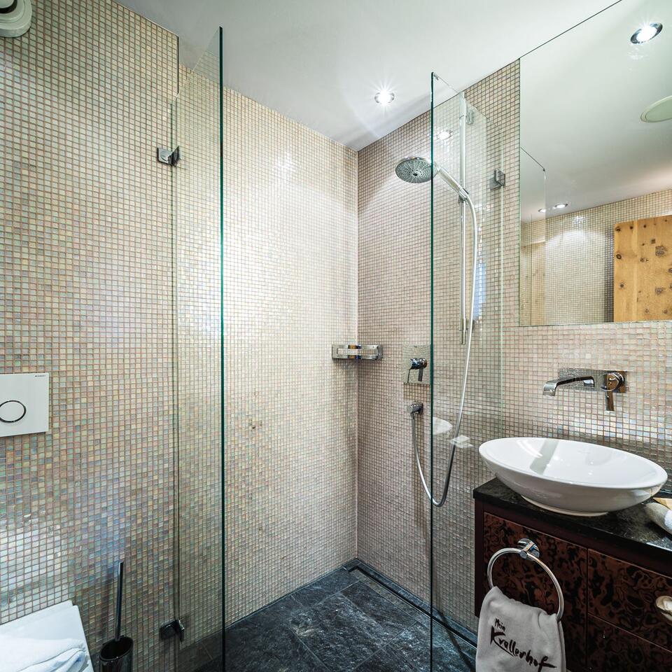 Modernes Badezimmer mit Dusche, Waschbecken und Mosaikfliesen