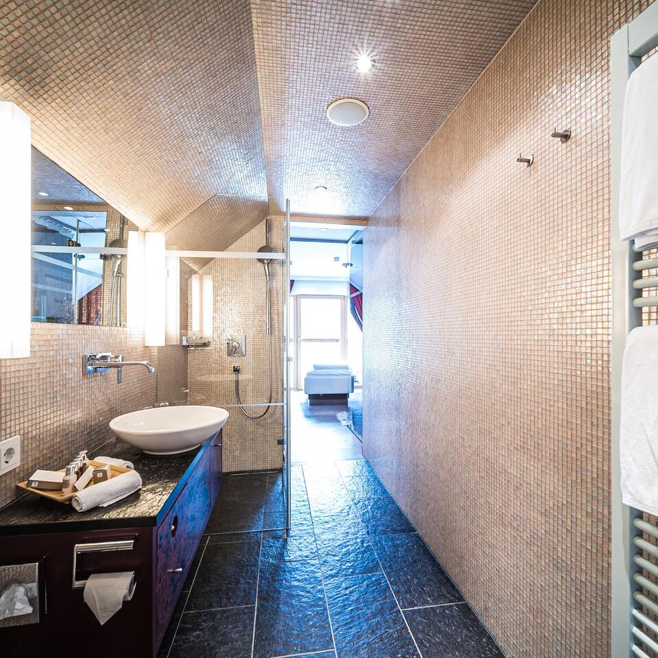 Modernes Badezimmer mit Mosaikfliesen, Waschbecken und Dusche