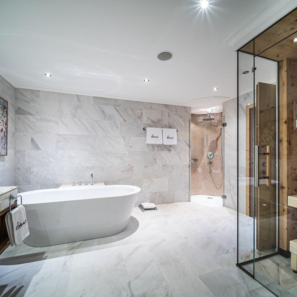 Helles Badezimmer mit freistehender Badewanne und Glasdusche