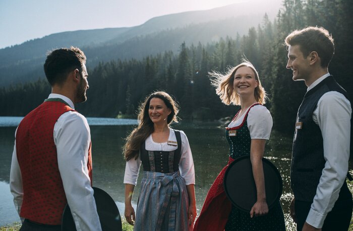 Service|Alpine Work Balance|Gruppe am Ufer