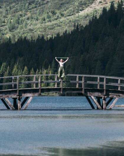 Fitness|Alpine Work Balance|Frau|Brücke Fernaufnahme