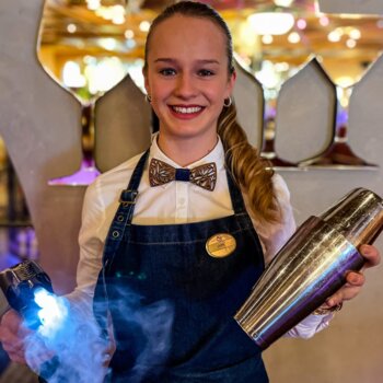 Barkeeperin Julia Lick Barkeeperin Julia Lick | Wellnesshotel Stock, Zillertal
